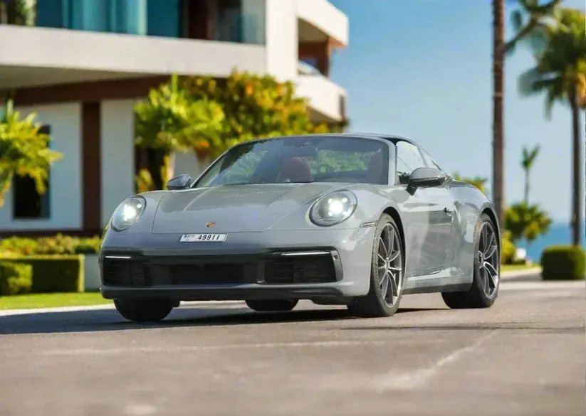 بورشه 911 تارغا 4 موديل 2024 أو ما شابه